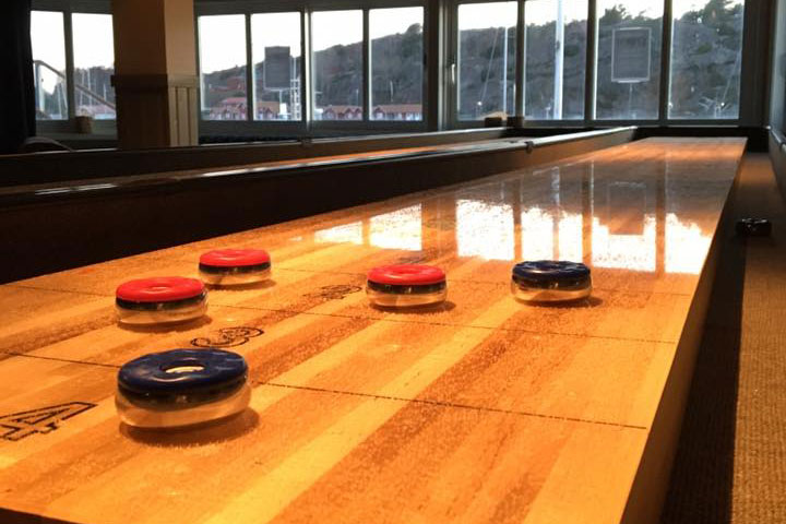 Shuffelboard i en restaurang